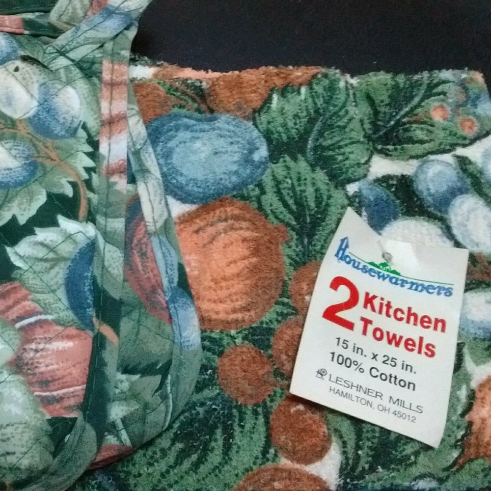 2 EA Sonoma Housewarmers Kitchen Towels by Leshner Mills + 3 Matching Pot Holder